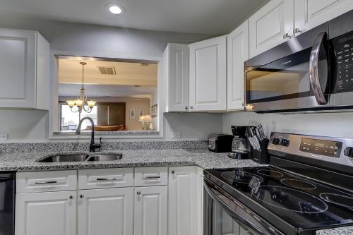 523 Queens Grant Big Comfortable Couch 75 In Smart TV 2 Kings Queen & Twin Sleeper Sofa Free Wifi thumb 3