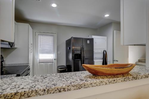 523 Queens Grant Big Comfortable Couch 75 In Smart TV 2 Kings Queen & Twin Sleeper Sofa Free Wifi thumb 4