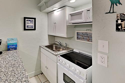 Pass-A-Grille Beach Retreat - Observation Deck condo - image 3