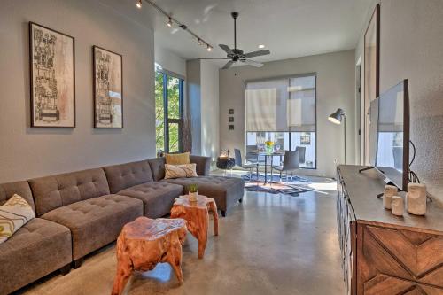 Lively Urban Escape with Private Patio in SoLA! - Apartment - Austin