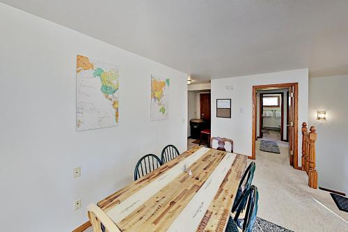Mountain-View Retreat with Private Hot Tub Duplex - image 4