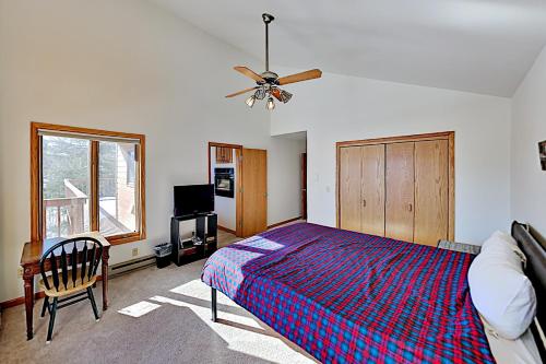 Mountain-View Retreat with Private Hot Tub Duplex - image 7