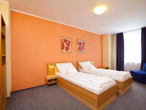2 bedrooms, 4 beds