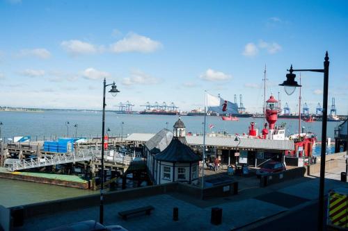 Admirals Harbour View 2-bed Apartment In Harwich, , Essex