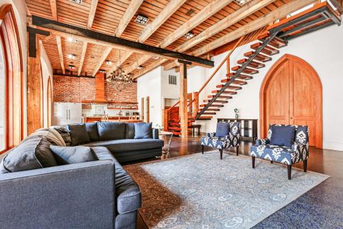 Breathtaking House with Architectural Details - image 14