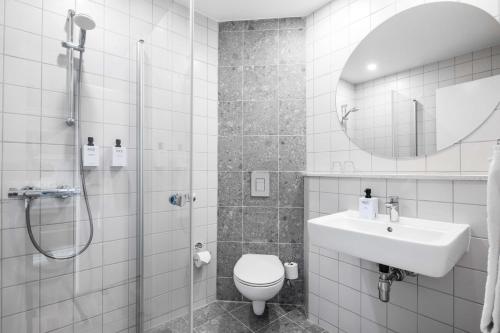 Bathroom, Scandic Roskilde Park in Roskilde