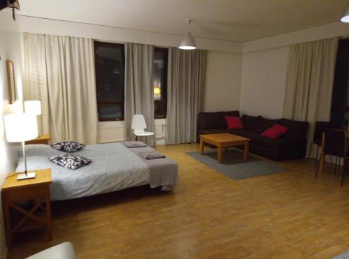 1 double bed, 1 twin bed