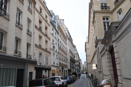 Victoires Near Louvre Apartment - image 12