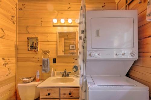 Cozy Log Cabin Retreat in Lake Lure Village Resort - main image
