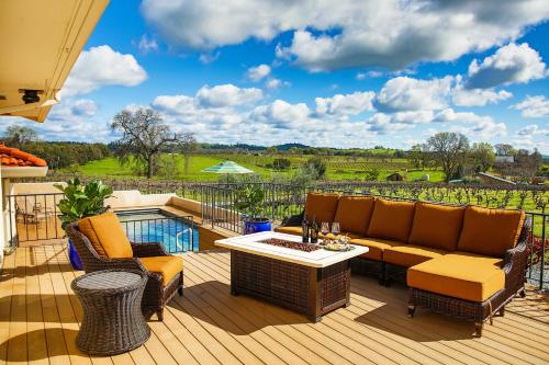 . Working Vineyard & Private Pool: Villa in Plymouth