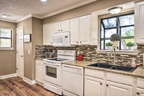 Branson Retreat with Pool Access 1 Mi to the Strip!