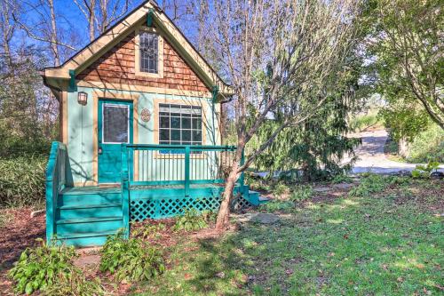 Unique and Cozy Arden Cabin, 6 Mi to Blue Ridge Pkwy in Arden, USA