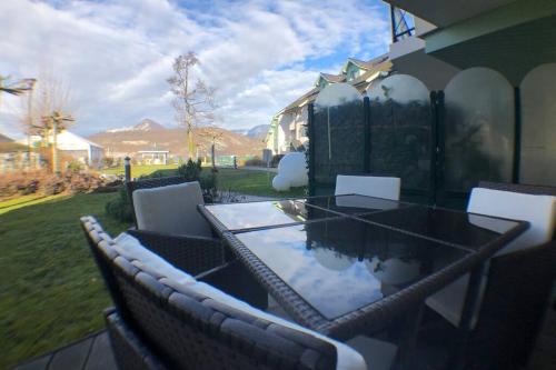 Rare : au bord du lac d’Annecy, cosy appartement en rez de jardin avec terrasse privative