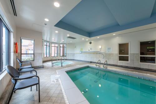 Holiday Inn Express & Suites Riverport Richmond, an IHG Hotel