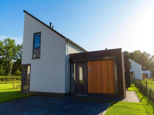  Modern and culinary villa with a large kitchen in Limburg, Pension in Roggel