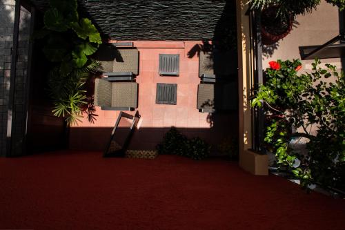 The Red Tree House – Mexico City, CT