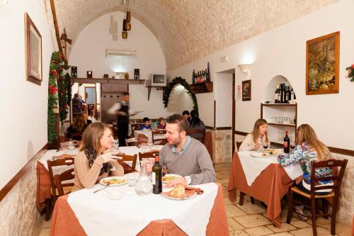Restaurant, Masseria Madonna dell'Arco Agriturismo in Martina Franca