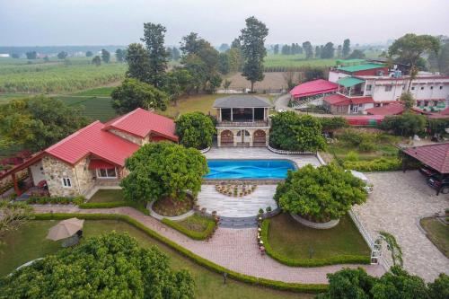 StayVista at Dudly Manor with Swimming Pool