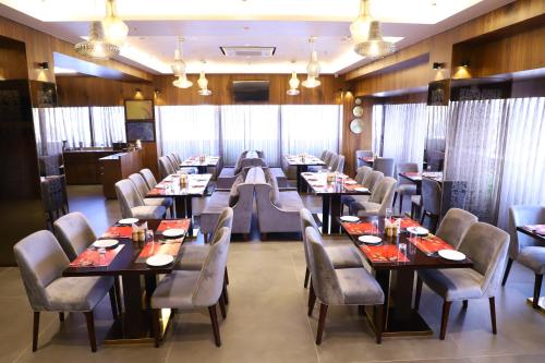 Restaurant, Hotel Palazzo Prime in Mahabhairab