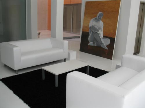 Family Hotel The Body - image 8