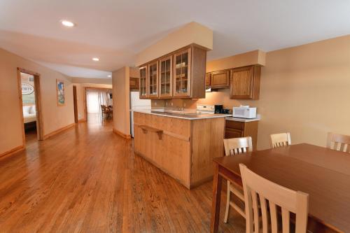 ห้องครัว, เมาต์โอลิมปัส วอเตอร์ พาร์ค แอนด์ ธีม พาร์ค รีสอร์ต (MT. OLYMPUS WATER PARK AND THEME PARK RESORT) in วิสคอนซินเดลส์ (WI)