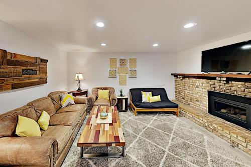 Charming Lake Tahoe Cabin - Deck & Gas Fireplace home - main image