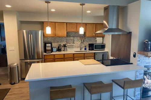 Very Spacious apartment close to Lions Head Gondola