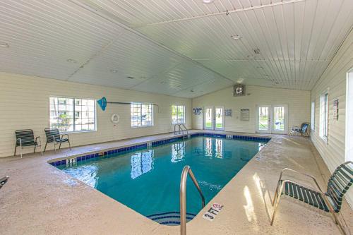 Ground Floor Sleeps 6 2 BR 2 BA Golfers Retreat River Oaks 26A