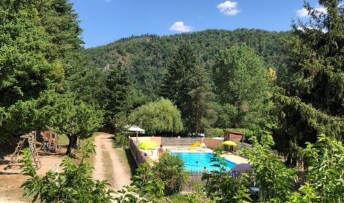 Camping Les Berges Du Doux gîte à louer Navas