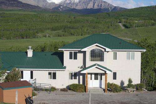 Waterton Country Villas - Whole House! Sleeps 32!!