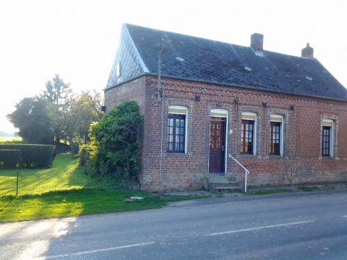 . Maison de charme à Mailly-Maillet avec jardin clôturé et cheminée