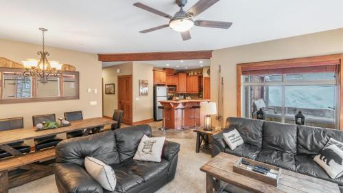 I Spy - Cozy Pet Friendly, Ski In Ski Out Condo with Private Hot Tub - Apartment - Big White