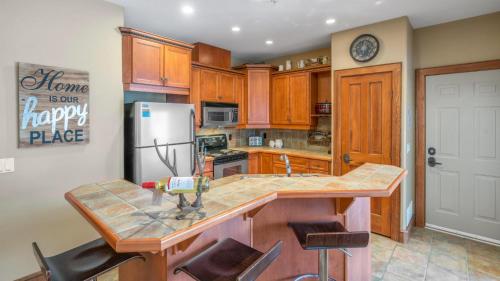 I Spy - Cozy Pet Friendly, Ski In Ski Out Condo with Private Hot Tub