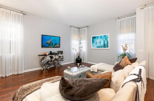 Silver Triangle Luxury - Home Office & Home Gym home - image 2