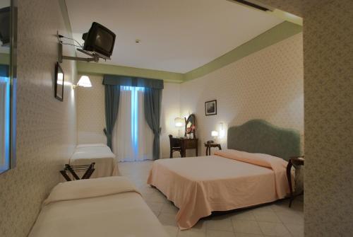 1 queen bed, 2 twin beds