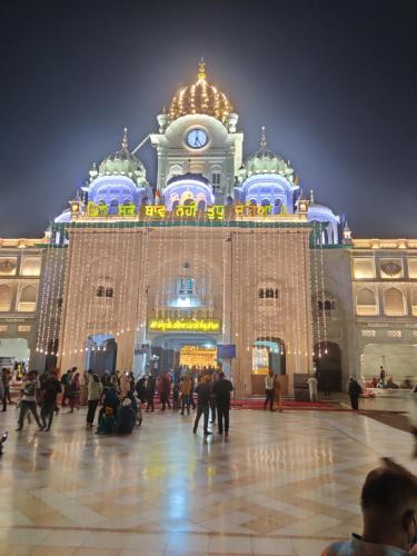 Hotel RUJHAN - Just 2 Minute walking Distance From Golden Temple - Dhianpur