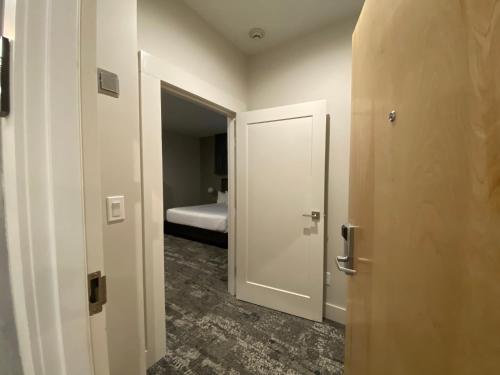 280654298 Lake Placid Inn Boutique Hotel