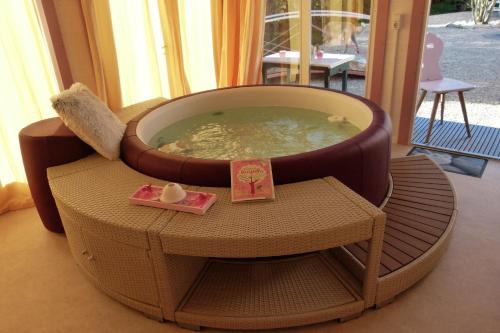 熱水浴缸, Ferienwohnung Elfenbrücke (Ferienwohnung Elfenbrucke) in 萊爾貝格