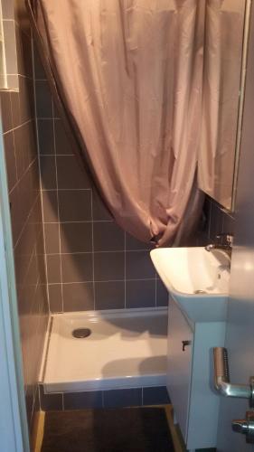 Bathroom, L1 - Green and cosy flat close Paris - WIFI in Chilly-Mazarin