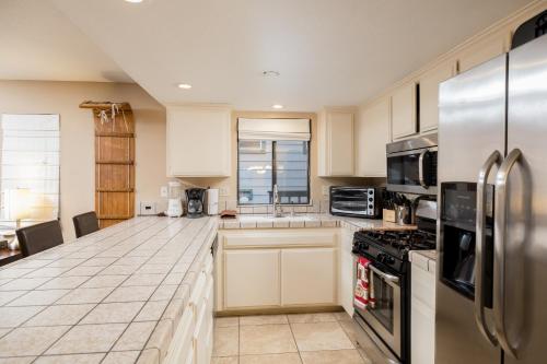Summit Run - Awesome Condo walking distance from the slopes! - image 5