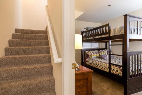 Summit Run - Awesome Condo walking distance from the slopes! - image 8