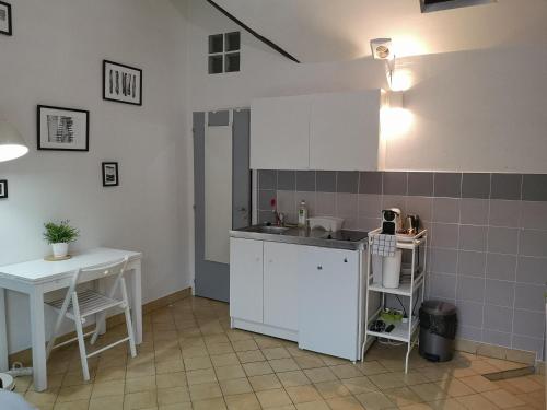 ห้องครัว, L2 - Green and cosy flat close Paris - WIFI & NETFLIX in เมอลัง