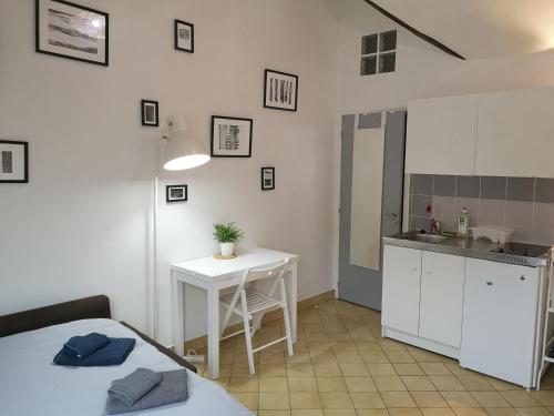 ห้องครัว, L2 - Green and cosy flat close Paris - WIFI & NETFLIX in เมอลัง