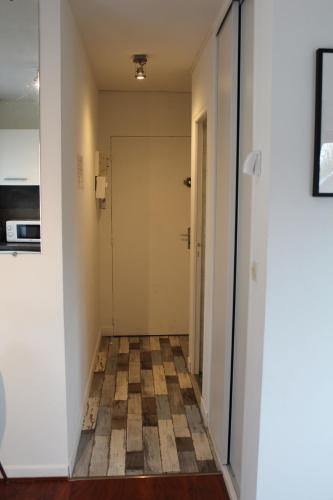 L4 - Green and cosy flat close Paris - WIFI & NETFLIX in شيلي-مازارين
