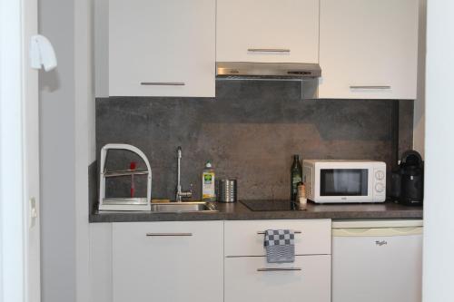 مطبخ, L4 - Green and cosy flat close Paris - WIFI & NETFLIX in شيلي-مازارين