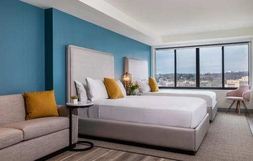 2 queen beds, 1 sofa bed