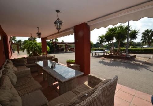 Villa de tres casas con padel y piscina