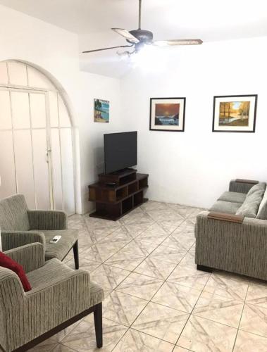 Skupni salon/TV območje, Linda casa para temporada em FRENTE A PRAIA em São Lourenço do Sul (Linda casa para temporada em FRENTE A PRAIA em Sao Lourenco do Sul) in Sao Lourenco do Sul