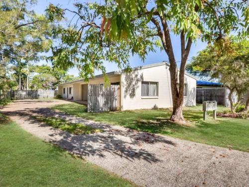 Andergrove Home with Leafy View, Wi-fi & Netflix