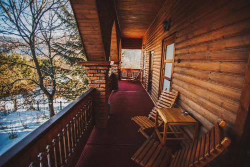 Terraza/balcón, U Yaroslava Hotel in Yaremche
